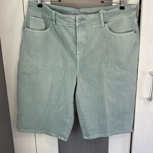 $70 Chico's Light Sage Green Jean Shorts So Slimming Girlfriend Shorts